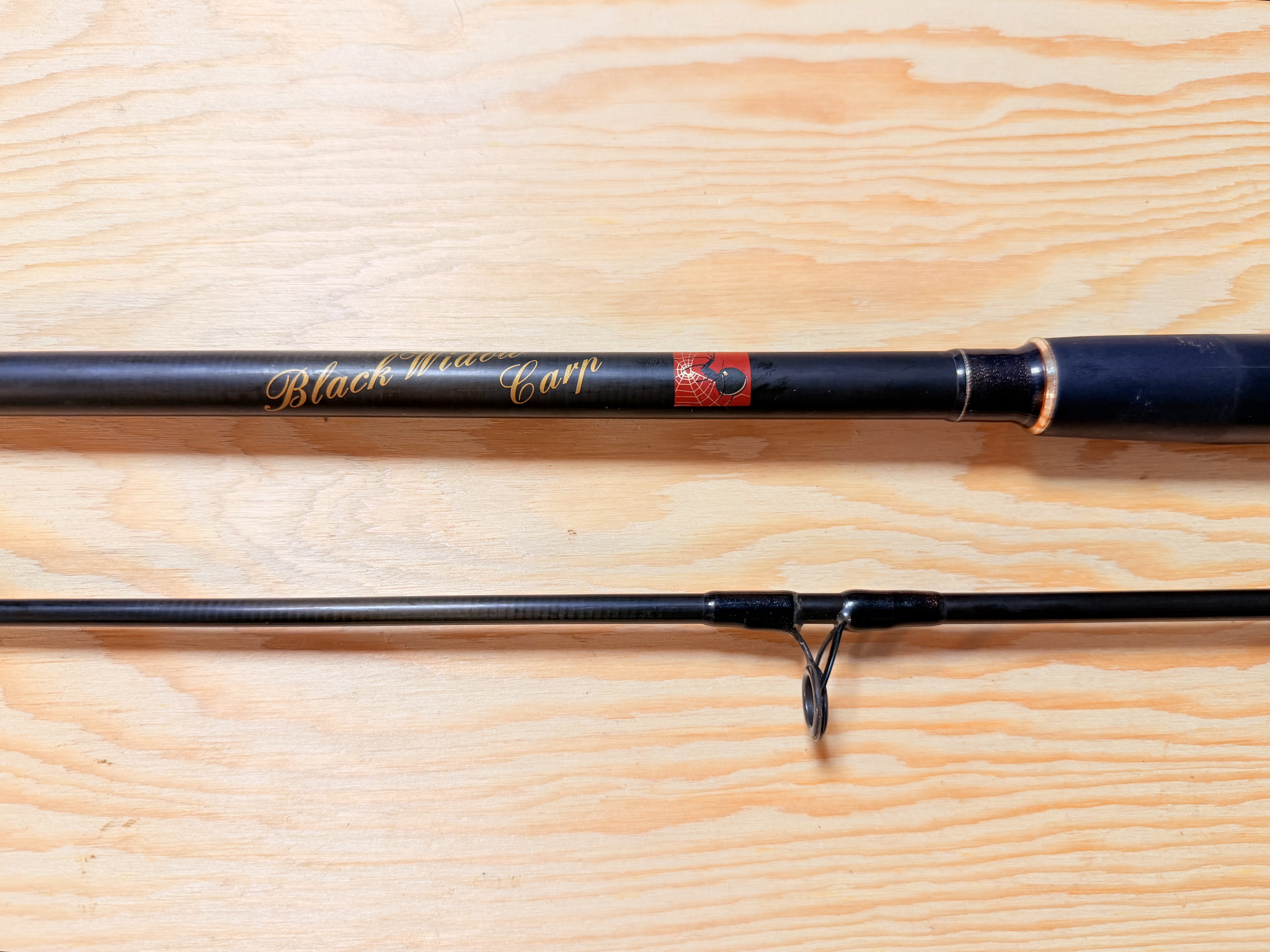 KAPROVÝ DVOUDÍLNÝ PRUT BLACK WIDOW CARP / 3,60 m / 2,75 lb  