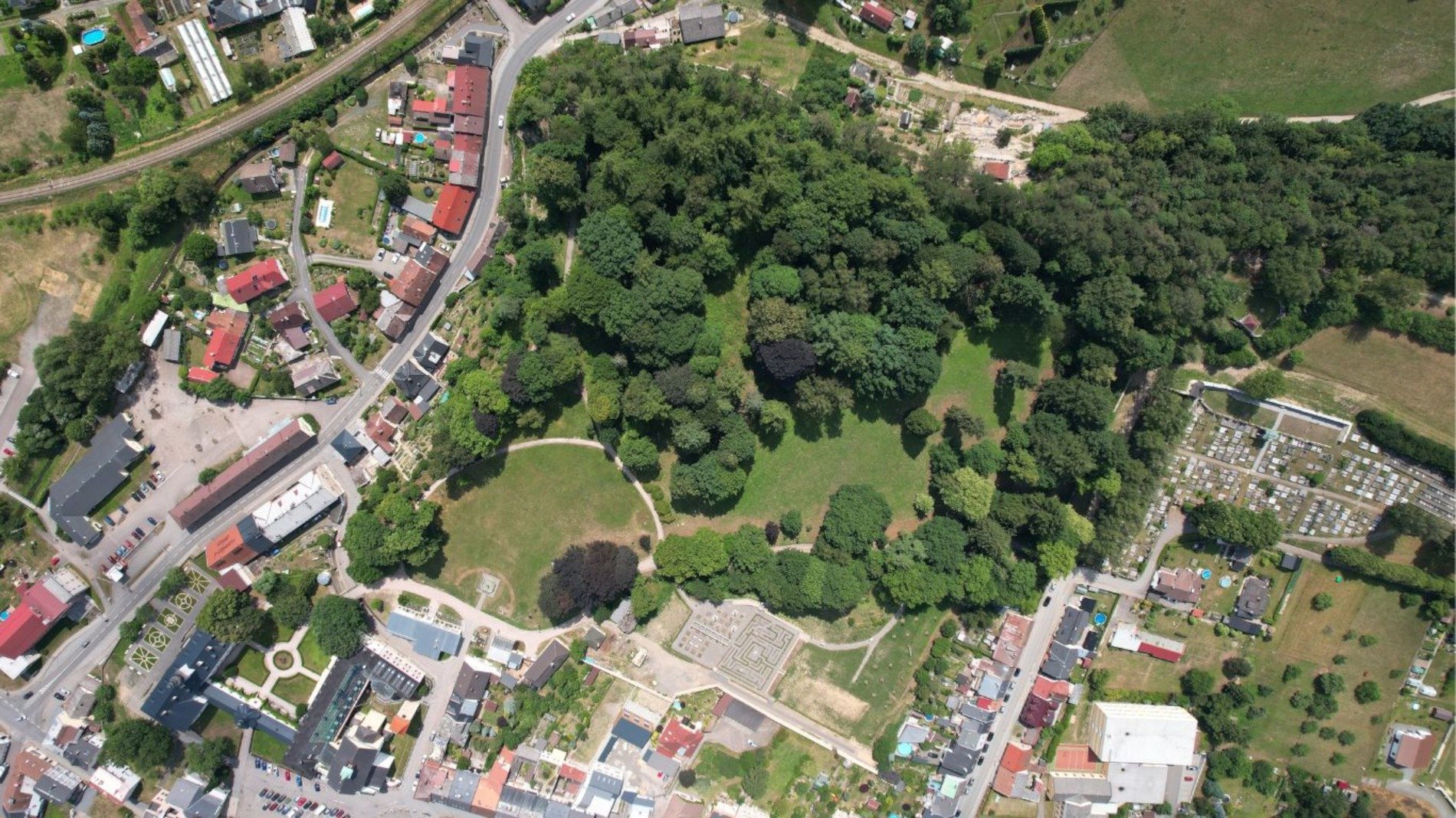 Zámecký park Letohrad – celkový letecký pohled na zámecký areál