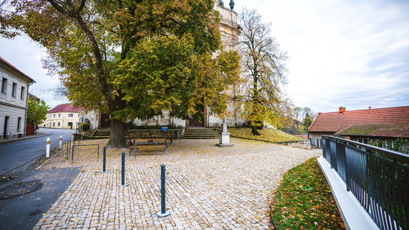 Realizace veřejného prostoru před kostelem ve Vysoké u Mělníka