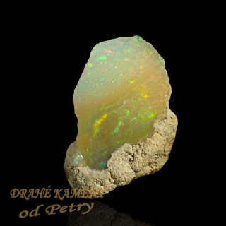 Drahý opál z Etiopie  25x16mm Váha: 2.53g