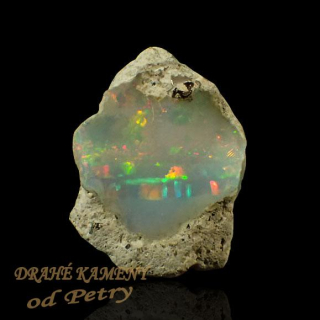 Drahý opál z Etiopie  20x18mm Váha: 2.15g