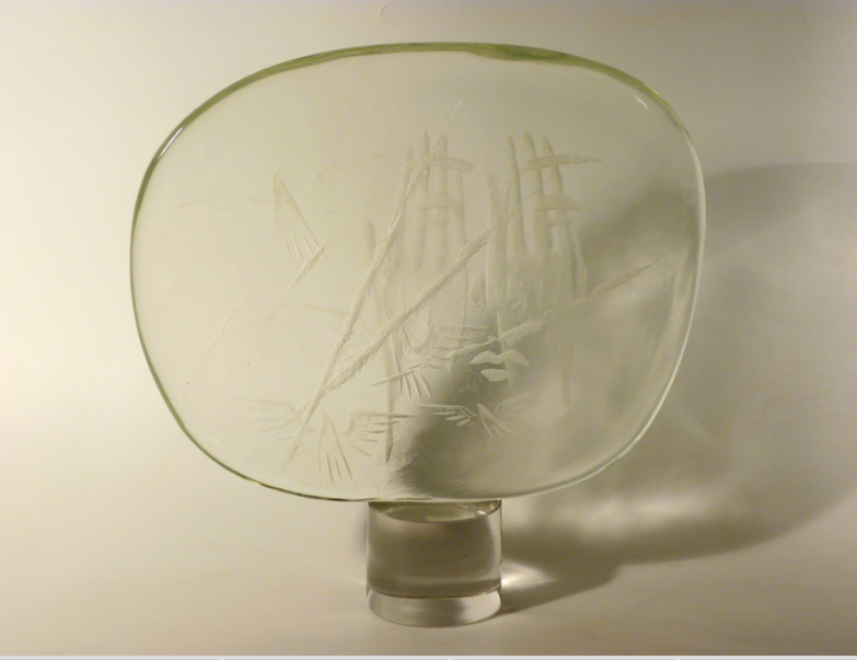 plastika, sklo čiré ryté, ateliér autora, sign. , v. 29 cm, r. 2000