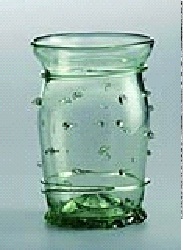 Obr. 2. Středověká sklenice z lesního skla s hutními nálepy - ilustrační foto