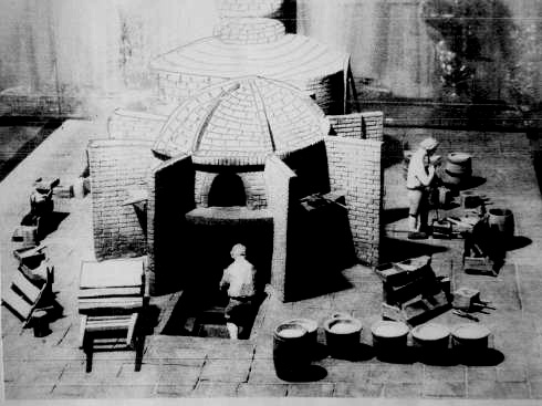 Obr.3. Dřevěný vyřezávaný model sklářské pece z 19.století na otop dřevem ze sbírek Musea vysočiny Jihlava